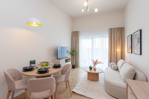 Communal lounge/ TV room, TV and multimedia, Balcony/Terrace, Living room, Seating area, Dining area, Evening entertainment