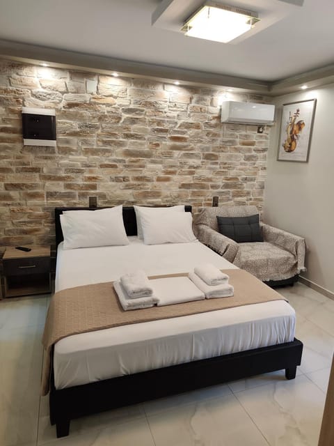 Bed, Photo of the whole room, Seating area, Bedroom, towels
