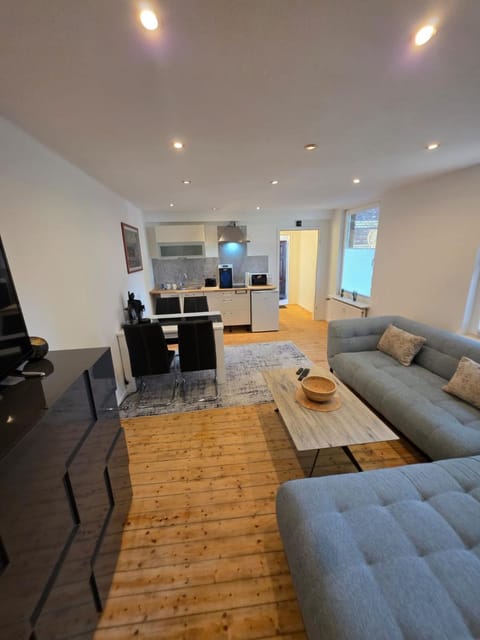 TV and multimedia, Kitchen or kitchenette, Living room, Seating area