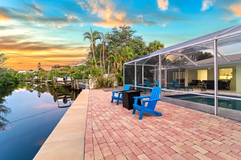 Palm Island Life - Heated Pool, Canal Front, Fire Pit, Walk to Siesta Beach House in Siesta Beach