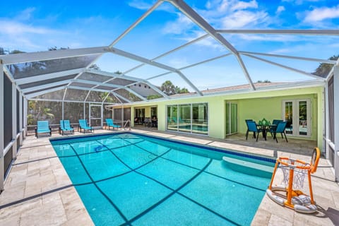 Palm Island Life - Heated Pool, Canal Front, Fire Pit, Walk to Siesta Beach House in Siesta Beach
