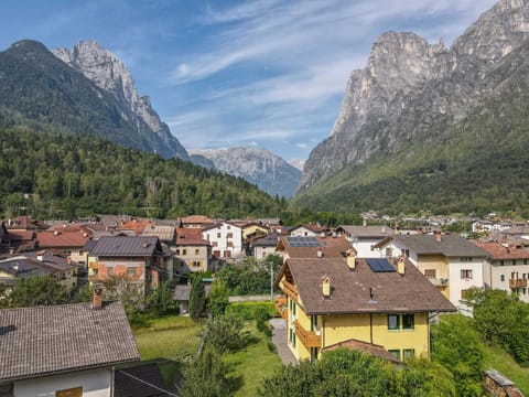 Property building, Day, Natural landscape, Bird's eye view, City view, Mountain view