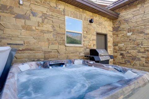 Hot Tub, Pool Table and Fireplace 5 Mi to Breck! House in Blue River
