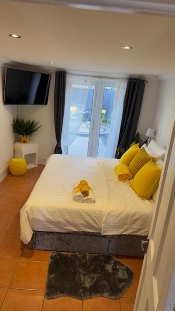 Bed, TV and multimedia, Living room, Bedroom