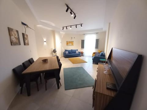 TV and multimedia, Living room, Seating area, Dining area