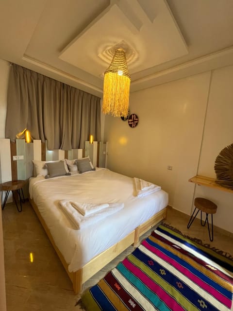 Bed, Photo of the whole room, Decorative detail, Bedroom, towels