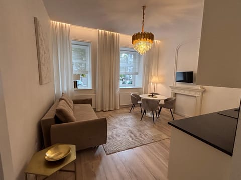 TV and multimedia, Kitchen or kitchenette, Living room, Seating area, Dining area