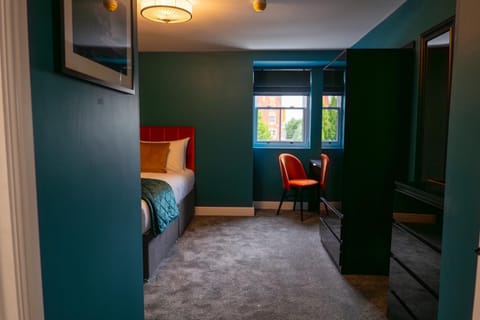 The Royal Alfred - Opposite Central Train Station Hotel in St Helens