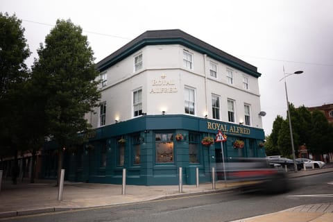 The Royal Alfred - Opposite Central Train Station Hotel in St Helens