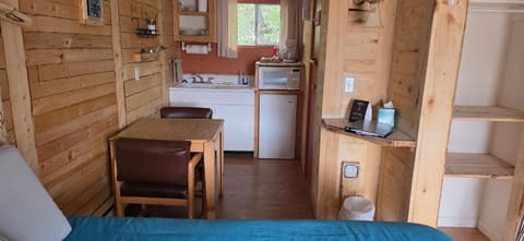 Dog Friendly Room with a Queen Bed and Kitchenette at the Cedaredge Lodge Nature lodge in Cedaredge