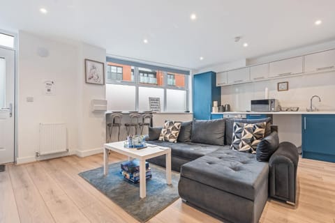 Kitchen or kitchenette, Living room, Seating area, Dining area, minibar, pet friendly, stove
