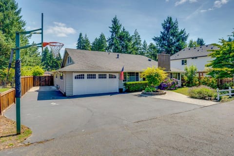 Hot Tub and Sauna Home 8 Mi to Downtown Tacoma! House in University Place