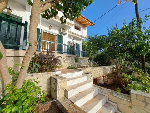 Property building, Facade/entrance, Garden, Balcony/Terrace