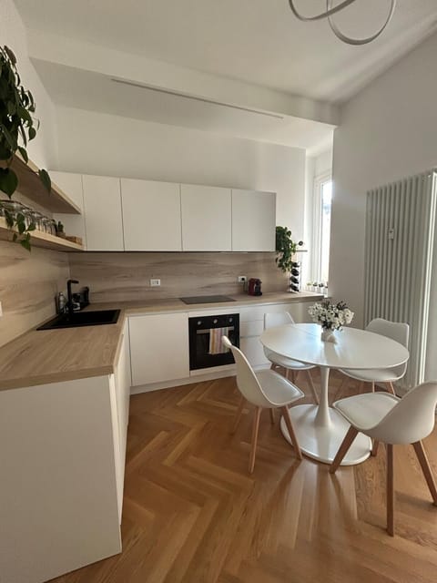Kitchen or kitchenette, Dining area, dishwasher, stove