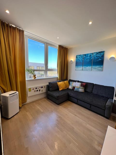 Modern 2 Bedrooms apartment in Central Milton Keynes Free Parking Self Check In Fast WiFi and Smart TV Apartment in Milton Keynes