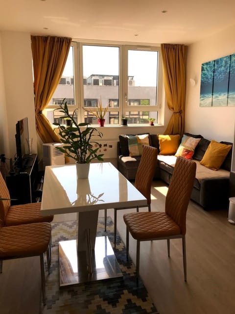 Modern 2 Bedrooms apartment in Central Milton Keynes Free Parking Self Check In Fast WiFi and Smart TV Apartment in Milton Keynes