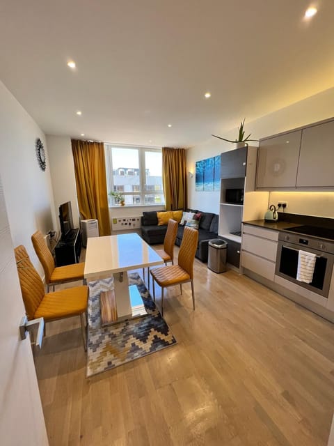 Modern 2 Bedrooms apartment in Central Milton Keynes Free Parking Self Check In Fast WiFi and Smart TV Apartment in Milton Keynes