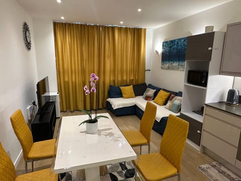 Modern 2 Bedrooms apartment in Central Milton Keynes Free Parking Self Check In Fast WiFi and Smart TV Apartment in Milton Keynes