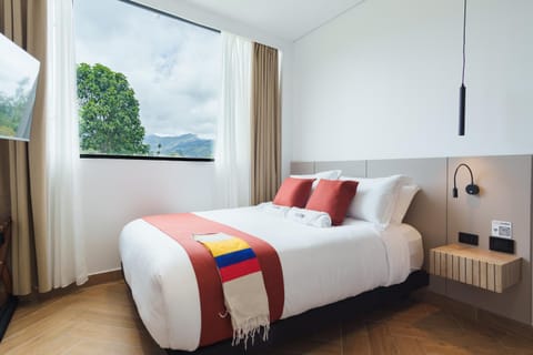 Bed, Photo of the whole room, Decorative detail, Garden view, safe