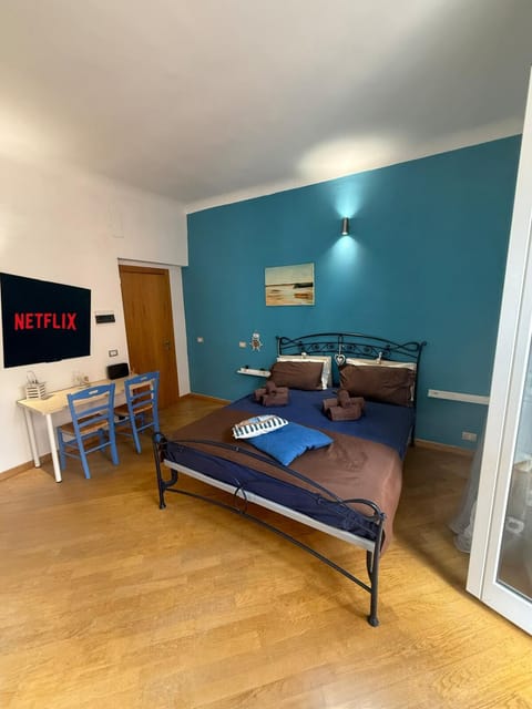 Bed, TV and multimedia, Photo of the whole room, Seating area, Bedroom, towels