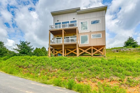 Smoky Mtn Getaway Modern 2BRand2BA with Stunning Views Apartment in Ivy Hill