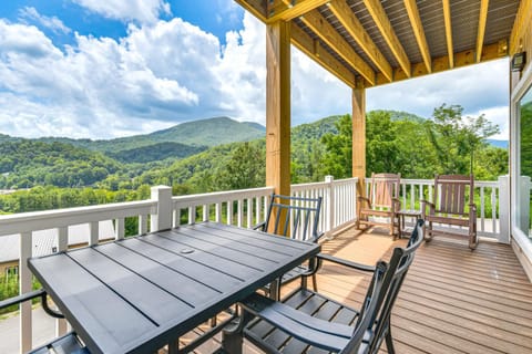 Smoky Mtn Getaway Modern 2BRand2BA with Stunning Views Apartment in Ivy Hill