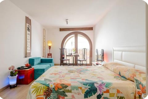 Photo of the whole room, Bedroom