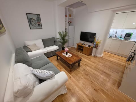 Communal lounge/ TV room, TV and multimedia, Living room, Seating area