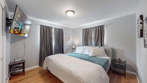 Bed, TV and multimedia, Photo of the whole room, Bedroom