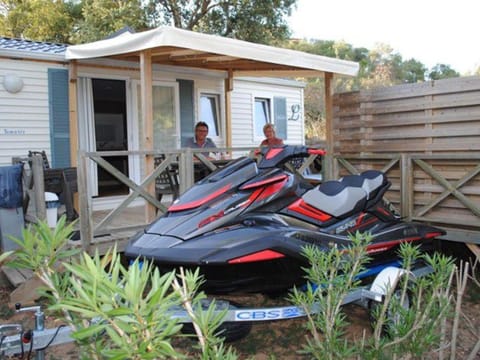 Mobil-Home avec Jacuzzi à Bormes-les-Mimosas - API-1-52-401 Campground/ 
RV Resort in Bormes-les-Mimosas