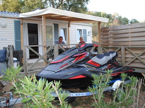 Mobil-Home avec Jacuzzi à Bormes-les-Mimosas - API-1-52-401 Campground/ 
RV Resort in Bormes-les-Mimosas