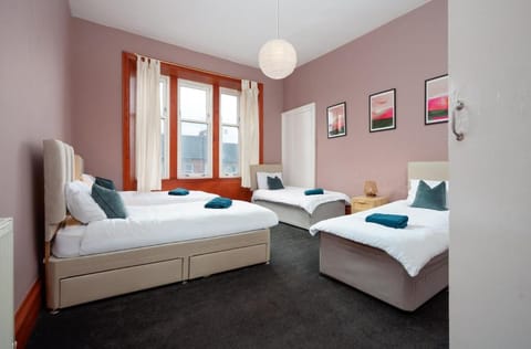 Family and Group Stay 2BR by Park Sleeps 7 Apartment in Glasgow