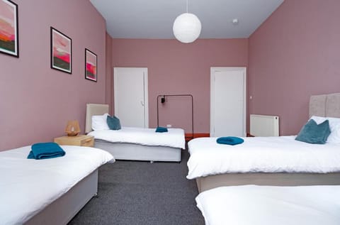 Family and Group Stay 2BR by Park Sleeps 7 Apartment in Glasgow
