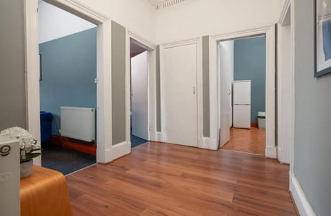 Family and Group Stay 2BR by Park Sleeps 7 Apartment in Glasgow