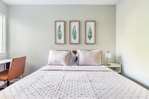 4 Bed 2 Bath, Dog Friendly, Pool, Walk to Stadium House in Auburn