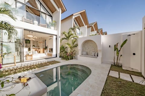 Property building, Patio, View (from property/room), Balcony/Terrace, Pool view, Swimming pool, sunbed