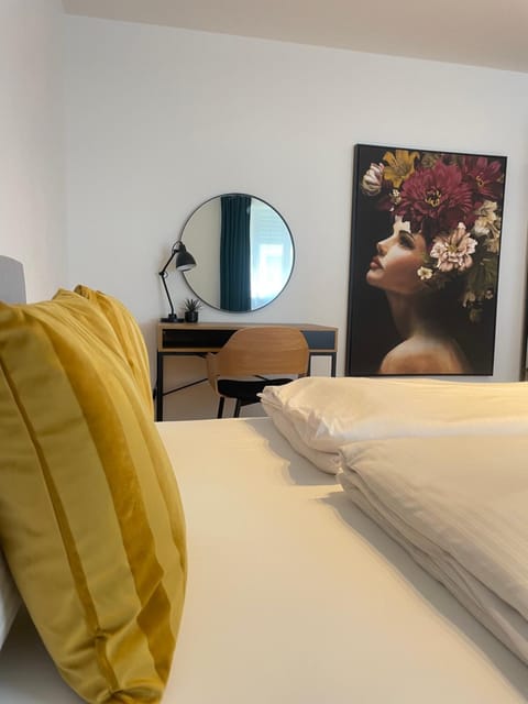 Bed, Photo of the whole room, Decorative detail, Bedroom