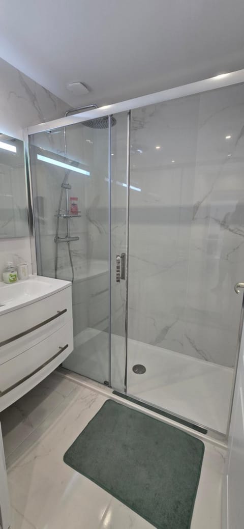 Shower, Bathroom, towels