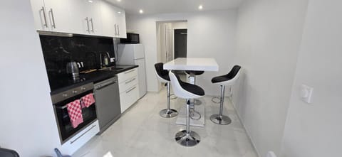 Kitchen or kitchenette, Dining area, dishwasher, oven, stove