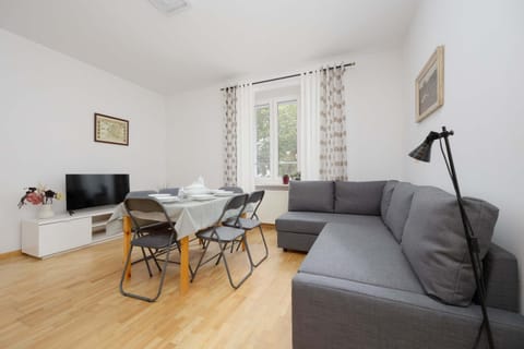 TV and multimedia, Living room, Seating area, Dining area, Evening entertainment
