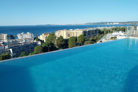 Seafront apartment with pool and comfort Apartment in Nice