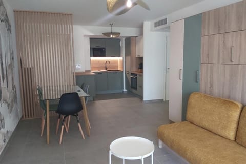 Seafront apartment with pool and comfort Apartment in Nice