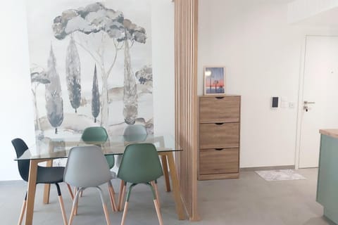 Seafront apartment with pool and comfort Apartment in Nice