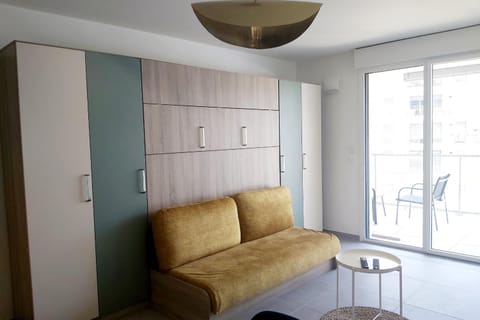 Seafront apartment with pool and comfort Apartment in Nice