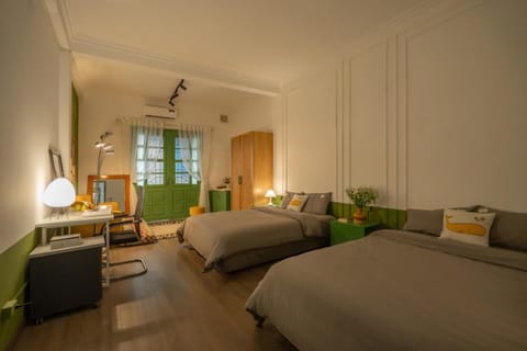 Bed, Living room, Photo of the whole room, Seating area, Bedroom