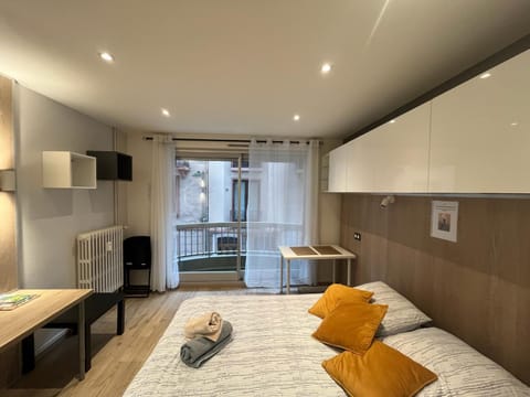 Bed, TV and multimedia, Photo of the whole room, Seating area, Bedroom