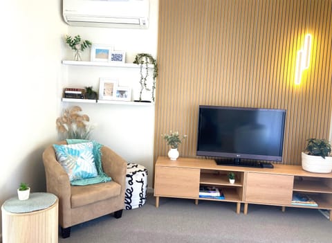 Communal lounge/ TV room, TV and multimedia, Seating area, air conditioner