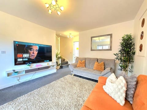 Communal lounge/ TV room, TV and multimedia, Living room, Seating area, Evening entertainment