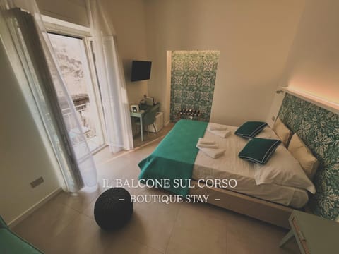 Bed, TV and multimedia, Photo of the whole room, Decorative detail, Bedroom, towels