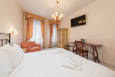 Bed, TV and multimedia, Photo of the whole room